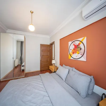 Spacious Flat, 4br, 4acs, 3 Min Walk From Taksim Istanbul
