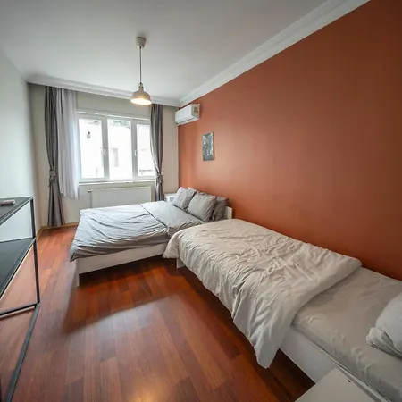 Spacious Flat, 4br, 4acs, 3 Min Walk From Taksim *