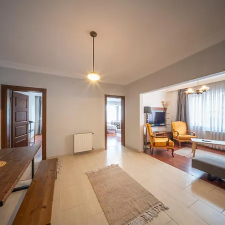 Spacious Flat, 4br, 4acs, 3 Min Walk From Taksim 伊斯坦布尔