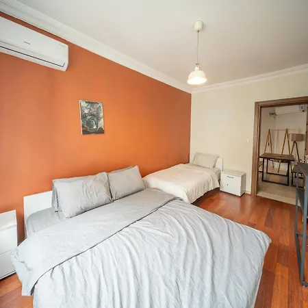 Spacious Flat, 4br, 4acs, 3 Min Walk From Taksim *